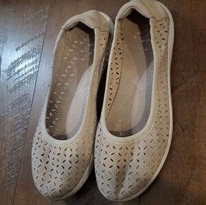 Clarks Beige Women's Cloud Steppers Flats with Laser Cutout Design  Size 11  EUC